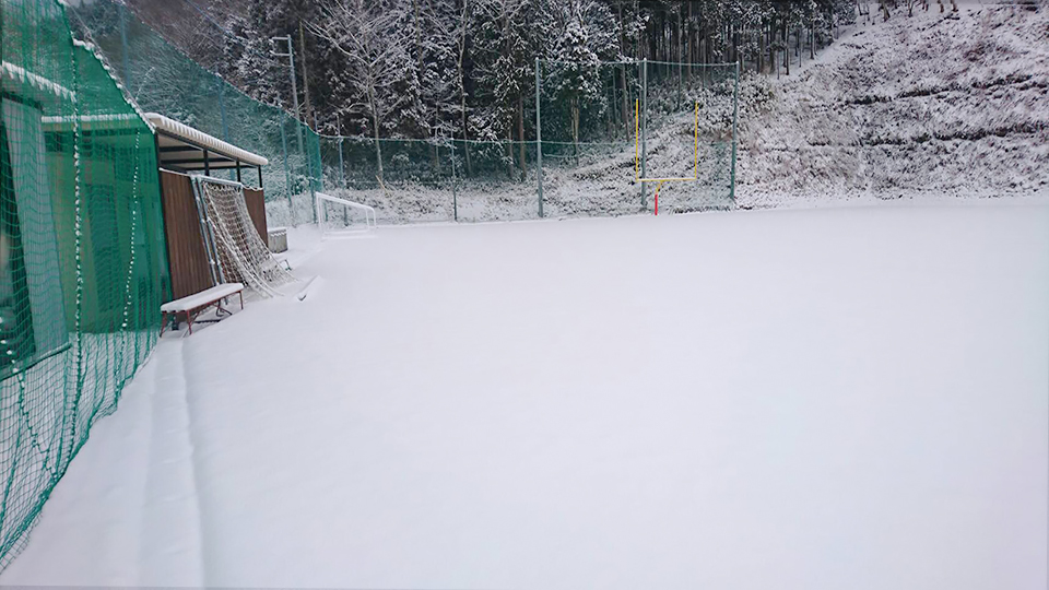 人工芝の雪かき（3月16日）